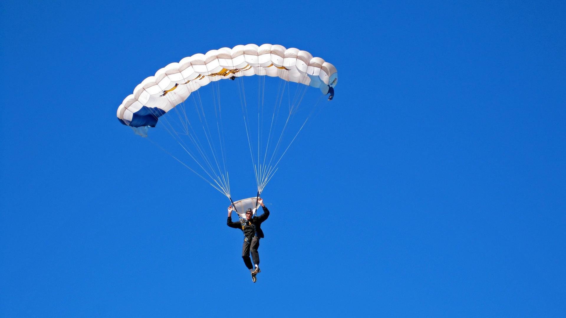 街区小巷趣味慢跑赛 狭窄胡同变身专业赛道